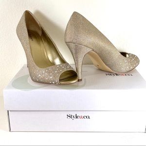NWT Style & Co gold  heels